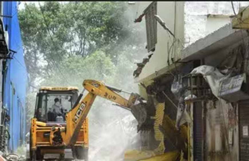 रांची में लगातार 5 घंटे तक गरजा बुलडोजर, अतिक्रमण कर बनाए 50 निर्माण तोड़े