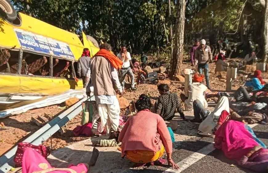 झारखंड के लातेहार में दर्दनाक हादसा, घाटी में बस पलटी; 5 यात्रियों की मौत