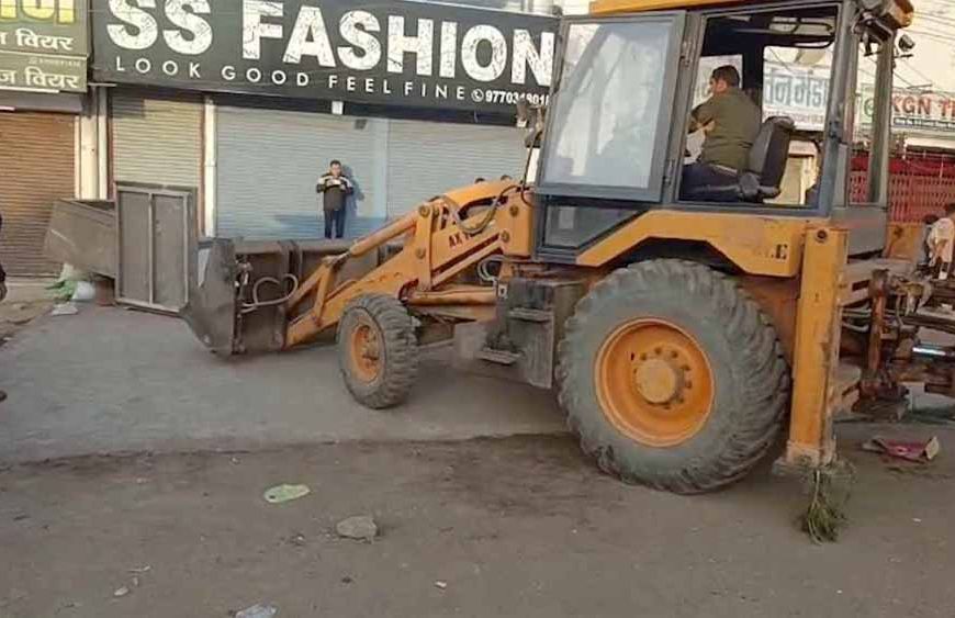 सन्डे मार्केट पर फिर चला बुलडोजर, अतिक्रमण करने वाले दुकानदारों को कड़ी चेतावनी
