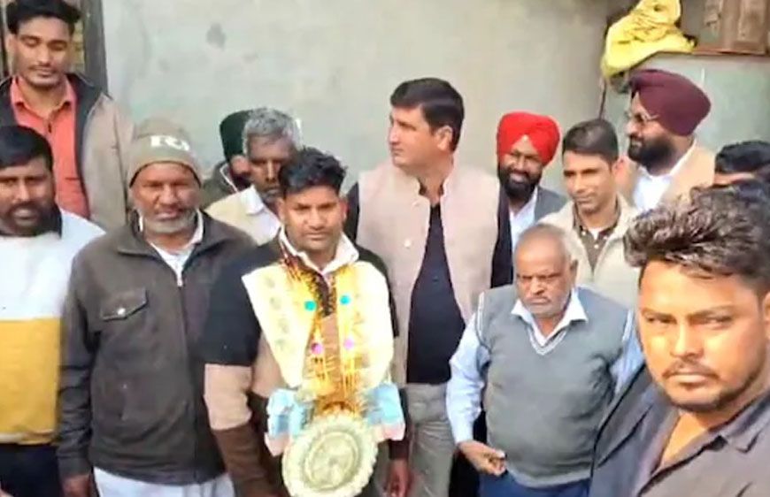 रातों-रात बदली किस्मत! दिहाड़ीदार ट्रैक्टर चालक ने जीती ₹10 करोड़ की लॉटरी