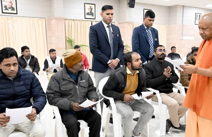 जनता दर्शन; बेघर की गई सीमा को मिला न्याय का भरोसा