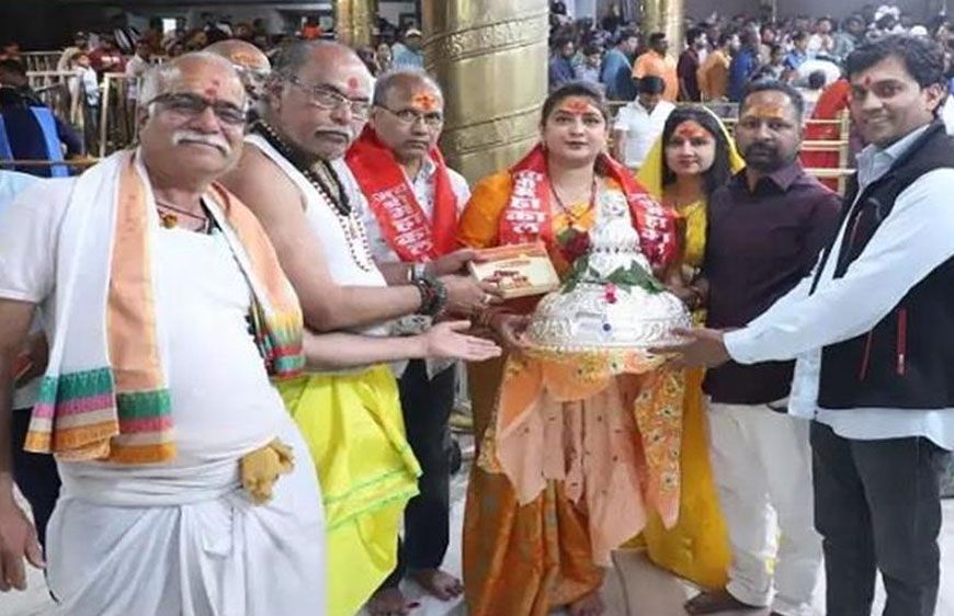 मनोकामना पूरी होने पर भक्त ने बाबा महाकाल को चढ़ाया 2.35 किलो का चांदी का मुकुट, मंदिर गूंजा जयकारों से
