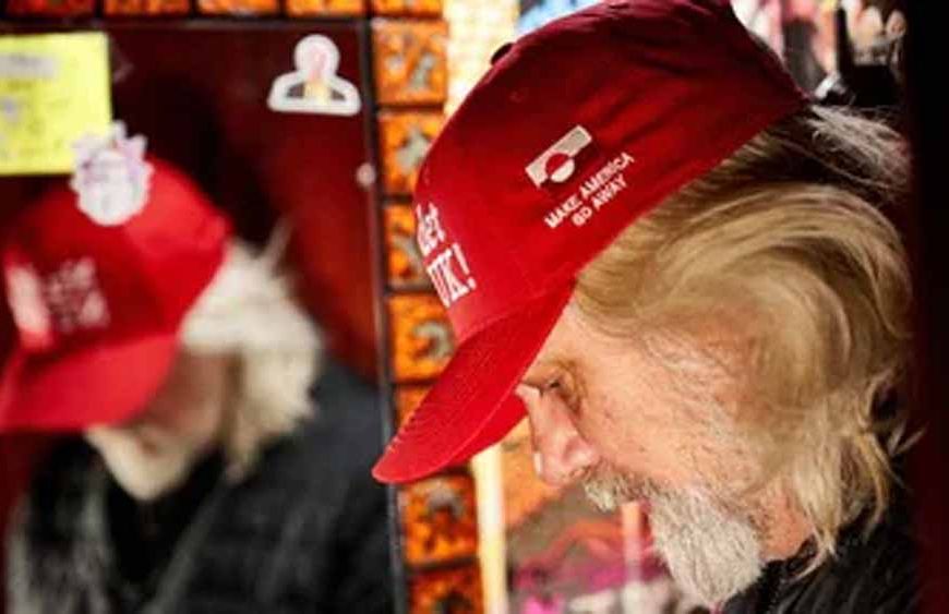 डोनाल्ड ट्रंप के नारे का ग्रीनलैंड में बना मजाक, टोपियां लगाकर तंज कस रहे लोग