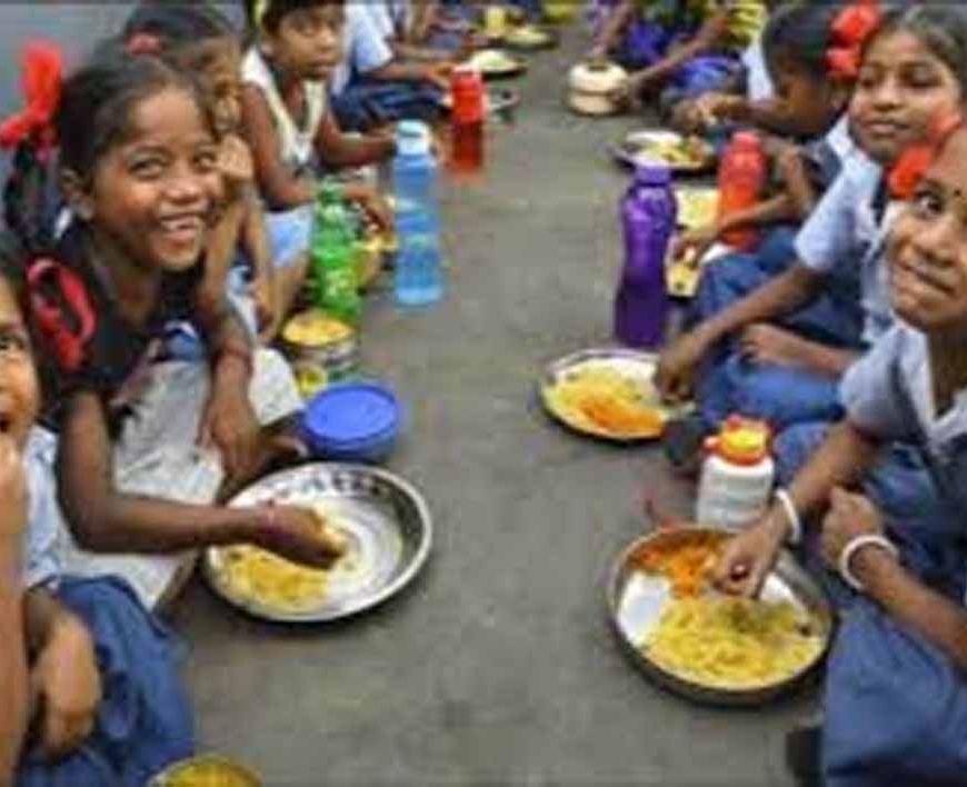 स्कूलों में बदला मिड डे मील, ठण्ड से बचाने बच्चों को मिलेगी गुड़-रोटी और सोया खिचड़ी