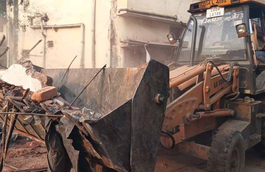बच्ची से रेप के आरोपी का घर जमींदोज, नगर निगम का चला बुलडोजर