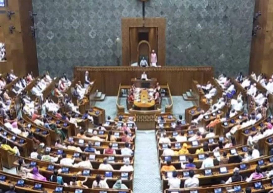 संसद में देरी से पहुंचे सांसद, हाजिरी कटेगी और सैलरी में भी होगी कमी