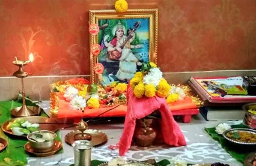 घर पर मां सरस्वती की पूजा कैसे करें? सामग्री, शुभ मुहूर्त और नियमों की पूरी जानकारी