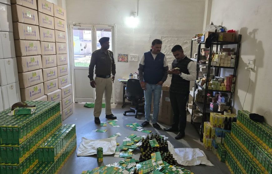 इंदौर में बिना लैब और डिग्री के बन रही आयुर्वेदिक दवा, अवैध कफ सीरप फैक्ट्री पर FIR