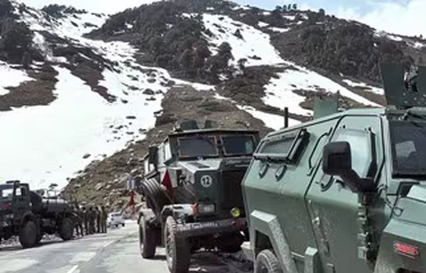 J-K में बड़ा हादसा: 200 फुट गहरी खाई में गिरी सेना की गाड़ी,  10 जवानों की मौत