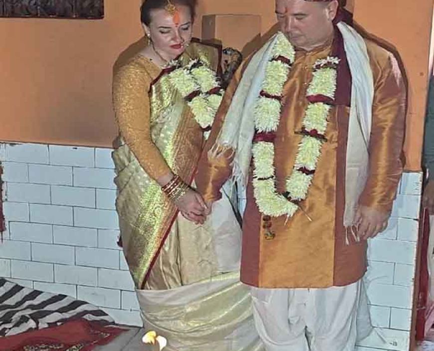 सनातन संस्कृति से प्रभावित रूस: गंगा तट पर रशियन दंपत्ति ने रचाया वैदिक विवाह, सिंदूर दान में भावुक पल