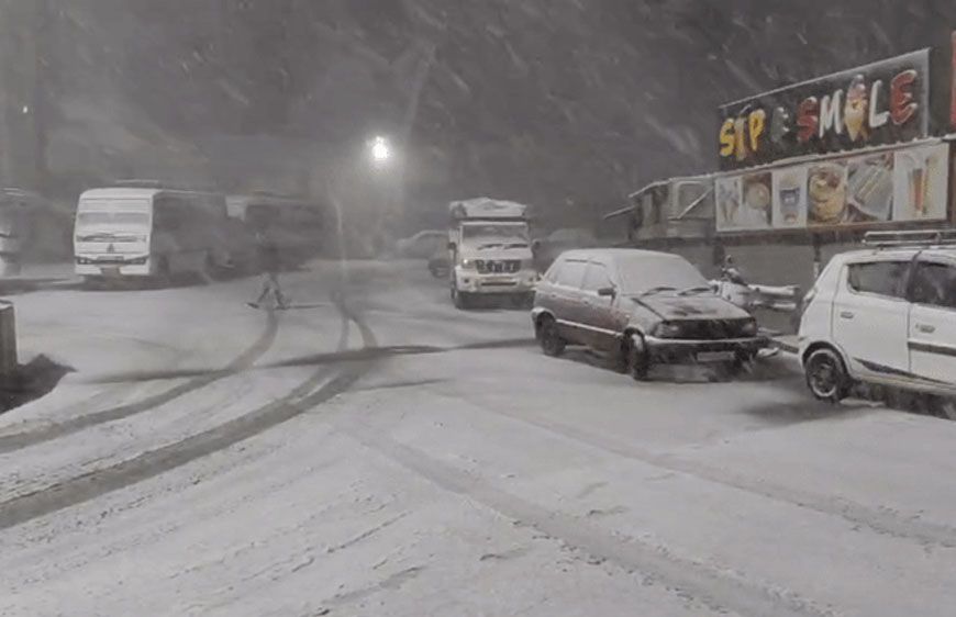 श्रीनगर से शिमला मनाली तक बर्फबारी, कश्मीर में 24 फ्लाइट्स रद्द, बर्फ से ढका कश्मीर और टूरिस्टों का उत्साह