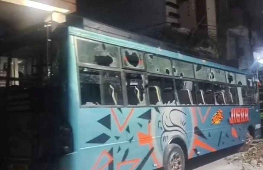 तराना में बजरंग दल कार्यकर्ता की पिटाई से तनाव, पथराव और तोड़फोड़ से इलाके में हंगामा