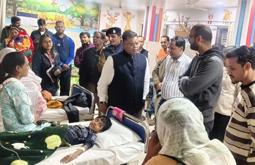 इंदौर के महू में 'जहरीला पानी', 25 लोग बीमार, रात में दौड़ते हुए पहुंचे क्लेक्टर, अलर्ट जारी