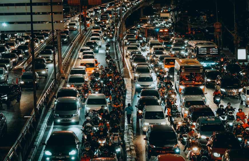 ट्रैफिक जाम से बर्बाद हो रहे 130 घंटे, 10 शहरों में रेंग रहे वाहन, देश का 1.47 लाख करोड़ का नुकसान