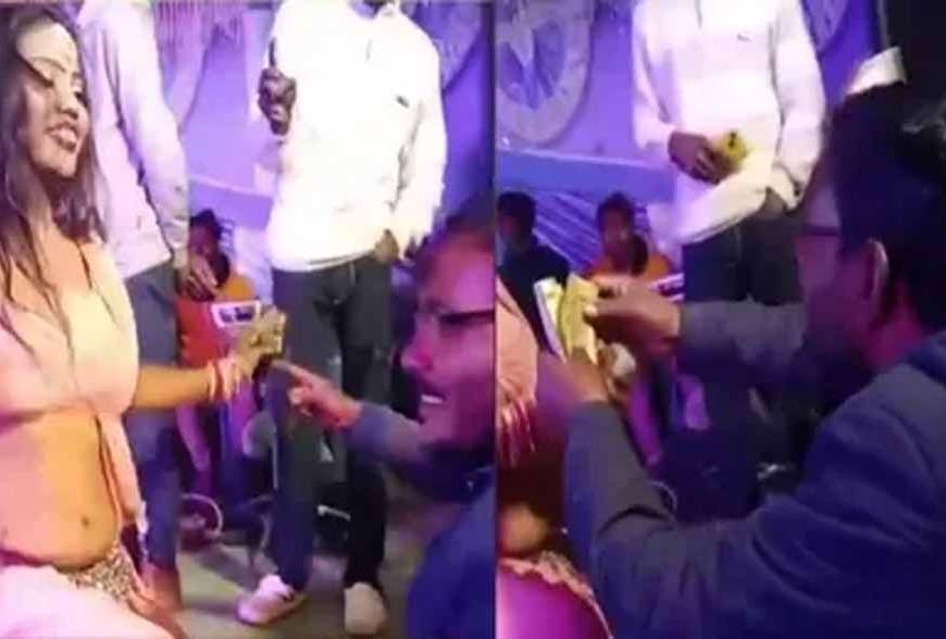 कोरिया में रोजगार सहायक को नौकरी से हटाया, डांसर पर उड़ाए थे नोट