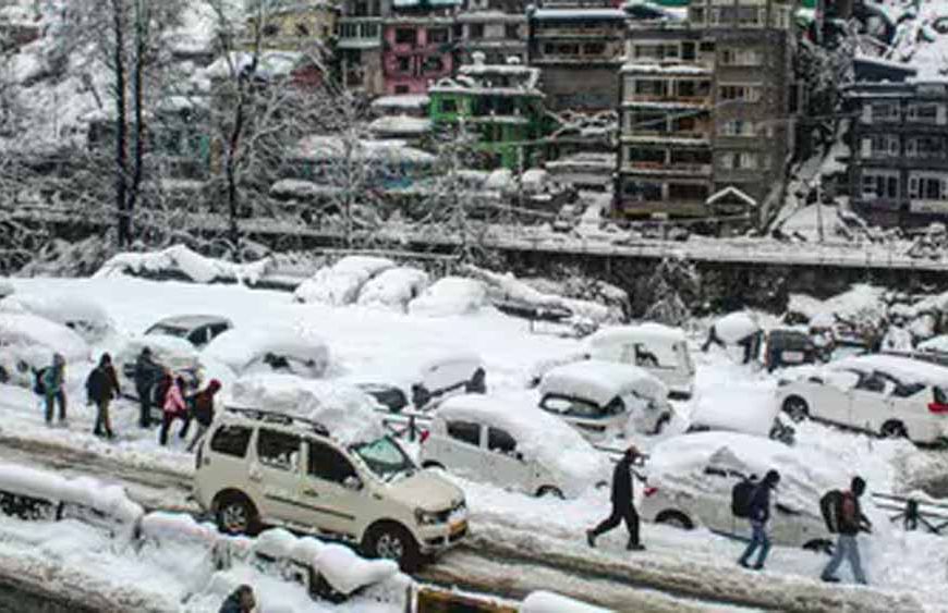 मनाली जाम से जाम! 15 KM लंबी कतार, बिजली-पानी बंद, गाड़ियों में रात गुजारने को मजबूर पर्यटक