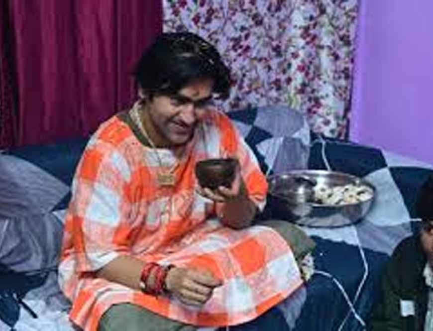 रात के अंधेरे में वचन निभाने आए आचार्य धीरेंद्र शास्त्री