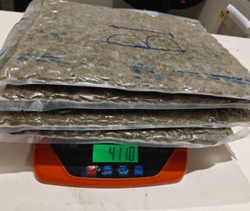 अहमदाबाद एयरपोर्ट पर बड़ा ड्रग्स रैकेट बेनकाब, 12.50 करोड़ की खेप जब्त, 4 तस्कर गिरफ्तार