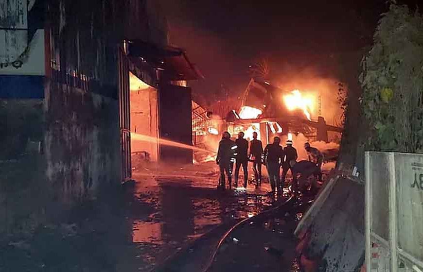 पश्चिम बंगाल में भीषण आग का कहर: दो गोदाम 24 घंटे से जल रहे, 16 मौतों का खतरा