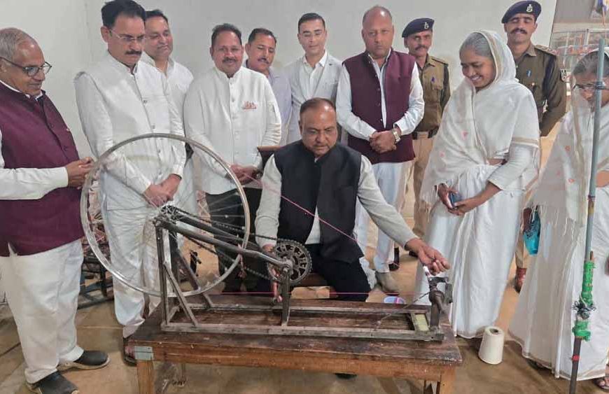 सांसद नवीन जैन द्वारा केन्द्रीय कारागार सागर के हथकर्घा केन्द्र का अवलोकन