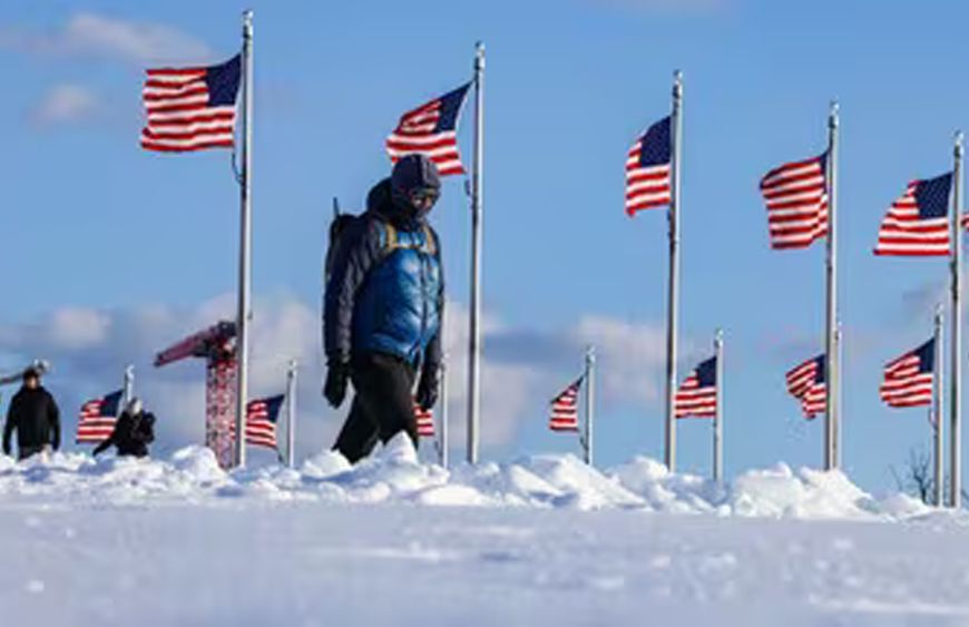 बर्फीले कहर से जकड़ा आधा अमेरिका, ‘आइसक्वेक’ का प्रहार; हजारों फ्लाइट रद्द, 30 की मौत