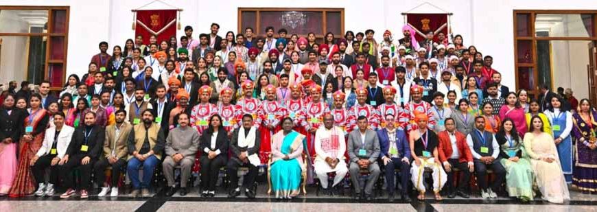 रायपुर राष्ट्रपति भवन में छत्तीसगढ़ की झांकी कलाकारों का सम्मान