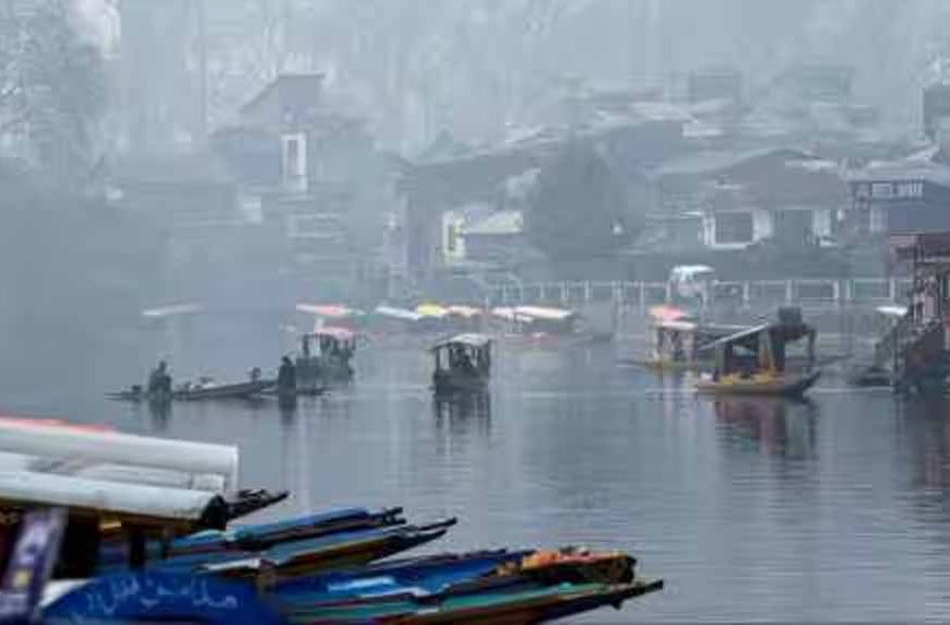 श्रीनगर में पर्यटकों की भीड़, मौसम का लुत्फ लेने पहुंच रहे लोग