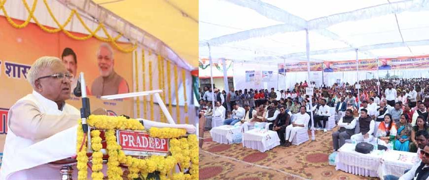 राज्यपाल ने भारिया जनजाति से किया संवाद, हितलाभ वितरण और नवाचारों का लिया जायज़ा