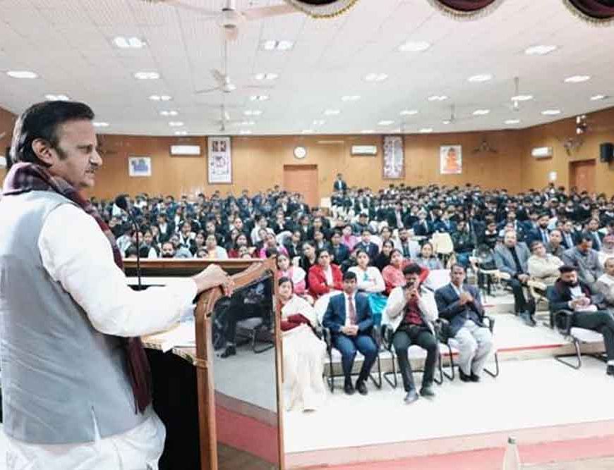 युवा नवाचार करें, अनुसंधान करें और प्रदेश को सतत विकास की ओर ले जाने के लिये आयें आगे : उप मुख्यमंत्री शुक्ल