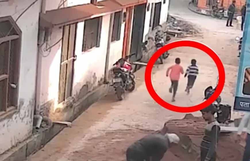 टीकमगढ़ का सनसनीखेज मामला: सेप्टिक टैंक में तैरती चप्पलें, पानी खाली करने पर मिली दो सगे भाईयों की लाशें