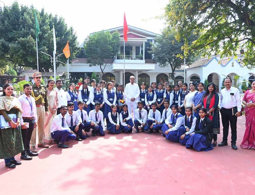 स्कूल के विद्यार्थियों ने लोकभवन का किया भ्रमण