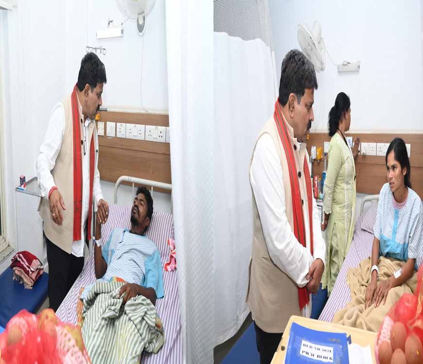 उपमुख्यमंत्री श्री विजय शर्मा ने आईईडी ब्लास्ट में घायल जवानों से अस्पताल में की मुलाकात