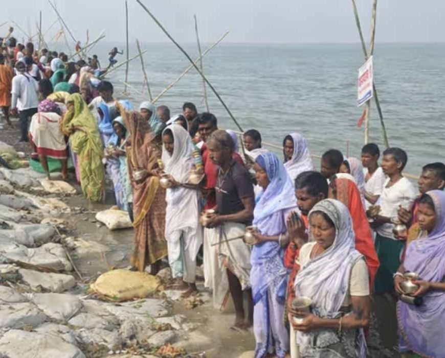 माघी मेले में की इष्टदेवों की आराधना, आदिवासी धर्मगुरुओं ने गंगा में लगाई आस्था की डुबकी
