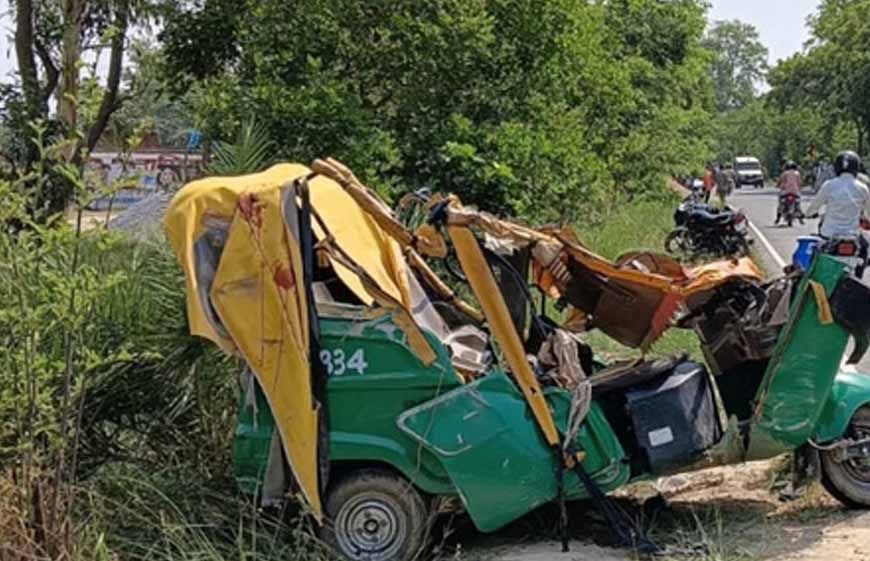 यूपी में भीषण सड़क हादसा: 100 की रफ्तार से आ रहे ट्रक ने दो ऑटो को मारी टक्कर, 5 की मौत