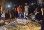 एक झटके में मलबे में तब्दील हुई तीन मंजिला इमारत, 2 की मौत, 13 घायल; तड़के 3 बजे तक चला रेस्क्यू