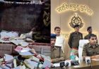 नरसिंहपुर में पुलिस का बड़ा खुलासा: मिठाई के डिब्बों के नीचे बने गुप्त बंकर से 50 लाख की अवैध शराब बरामद