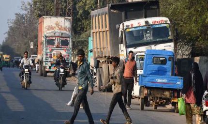 सर्विस लेन पर भारी वाहन खड़े, शहर में यातायात हुआ बाधित