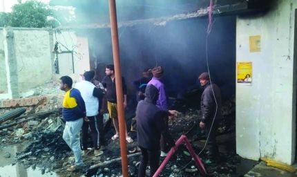 कपड़ा दुकान में भीषण आग, लाखों रुपये का माल जलकर राख