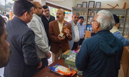 भारतीय कृषि अनुसंधान परिषद के महानिदेशक ने इंदिरा गांधी कृषि विश्वविद्यालय के उत्पाद विक्रय काउंटर का किया अवलोकन