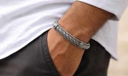 चांदी का कड़ा किस राशि के लिए शुभ है और किसके लिए अशुभ? जानिए ज्योतिष के नियम