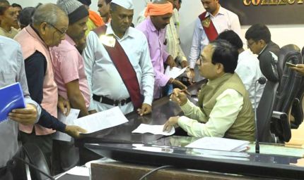 जनदर्शन में उमड़ी भीड़, कलेक्टर ने एक-एक कर सुनी समस्याएं
