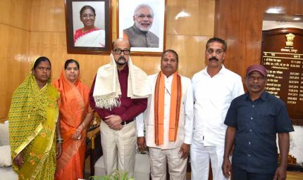 राज्यपाल श्रमेन डेका से राष्ट्रपति पुरस्कार प्राप्त ढोकरा शिल्प कलाकारों ने की सौजन्य भेंट
