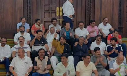 शराब घोटाला: भाजपा-जेडीएस विधायकों ने विधानसभा में बिताई रात, भजन-गीत और नारे लगाकर किया प्रदर्शन