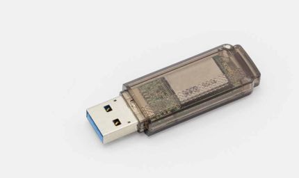 Pen Drive में क्यों होते हैं दो छेद? जानिए इसका असली काम, जो ज़्यादातर लोग नहीं जानते