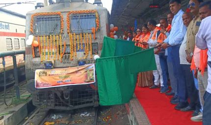 850 श्रद्धालुओं का जत्था अयोध्या धाम एवं काशी विश्वनाथ के दर्शन के लिए भारत गौरव स्पेशल ट्रेन से अयोध्या रवाना