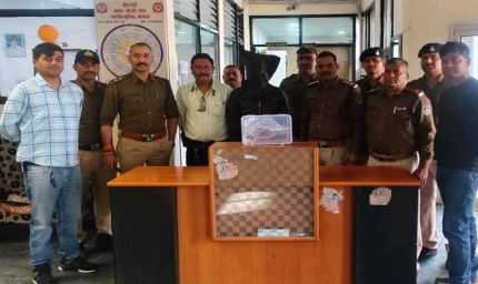 अड़ीबाजी और मारपीट के मामले में फरार आरोपी कट्टे के साथ गिरफ्तार