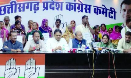 मतदाता सूची से नाम कटने पर बवाल: ‘मैं जीवित हूं’ तख्ती लेकर कांग्रेस भवन पहुंचे लोग, SIR प्रक्रिया पर सवाल