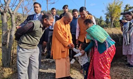 बच्चों के बीच उमड़ा ‘बाबा’ का बालप्रेम,  मुख्यमंत्री योगी आदित्यनाथ ने उत्तराखंड के अपने पैतृक गांव पंचूर में किया रात्रि विश्राम