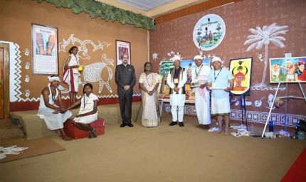 राष्ट्रपति द्रौपदी मुर्मु ने जनजातीय परंपराओं व संस्कृति पर आधारित भव्य प्रदर्शनी का अवलोकन किया