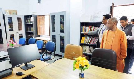 सीएम योगी ने गुरु गोरखनाथ महाविद्यालय में किया पौधरोपण